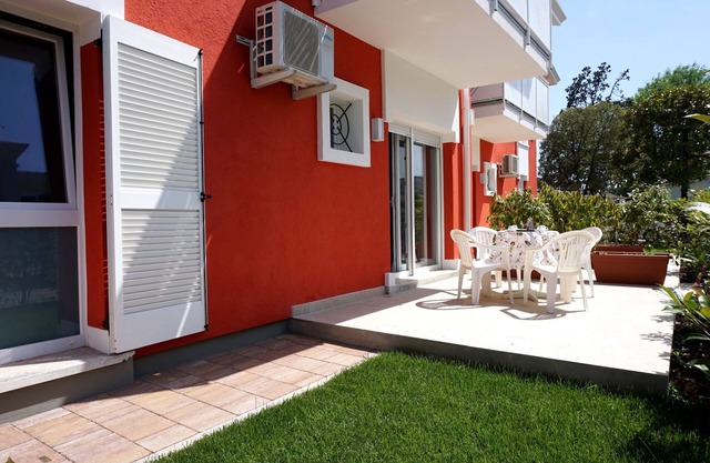 Apartamento moderno con jardín privado.