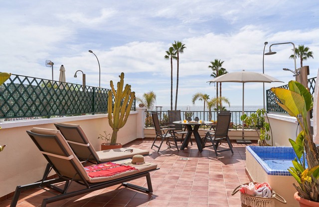 Apartamento '1ª Línea Burriana, Nerja' con vistas al mar, Wi-Fi y aire acondicionado.