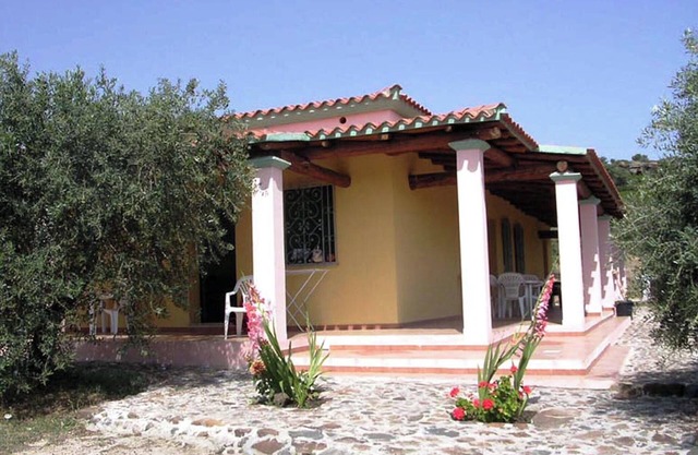 Apartment 300 meters from the beach in villa of the Olives and Roses