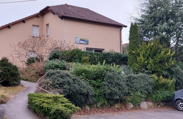 casa cerca del centro del pueblo, zona verde con terraza, terreno de petanca