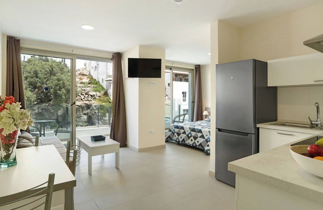 Apartamento "Albamar 1D" con vistas a la montaña, Wi-Fi, aire acondicionado y balcón