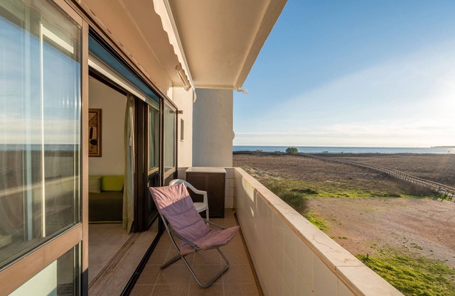 Apartamento 'Alvor Beach Front Line Bay' con vistas al mar, Wi-Fi y aire acondicionado