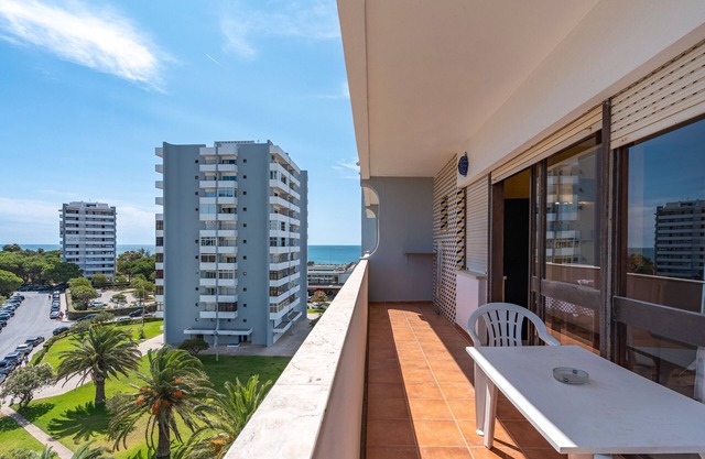 Apartamento 'Alvorada Divinal' con vistas al mar, jardín privado y balcón