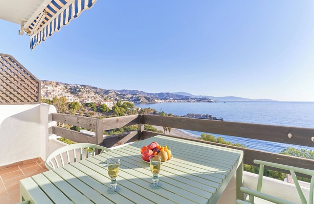 Apartamento 'Apartamento Marina Playa M&M La Herradura' con vistas al mar