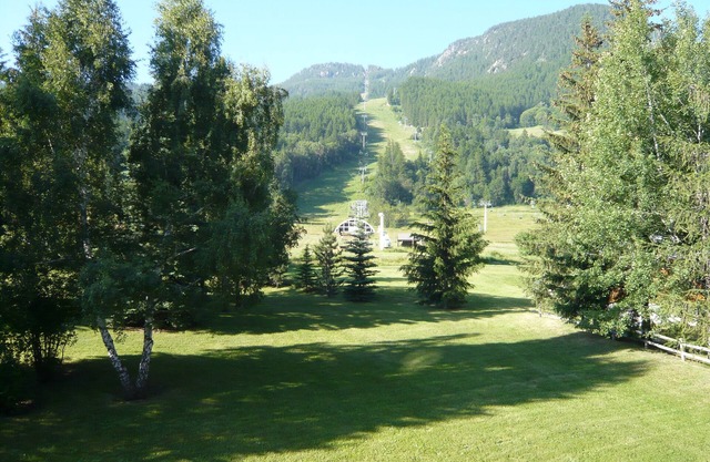 ¡Apartamento al pie de las pistas con vista a la montaña orientado al sur!