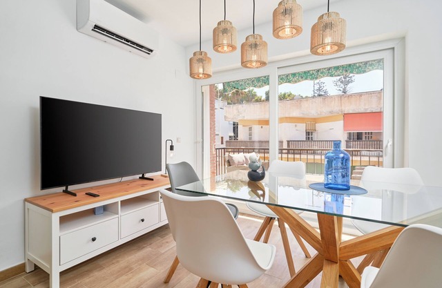 Apartamento 'Bikini Beach 6' con vistas al mar, Wi-Fi y aire acondicionado