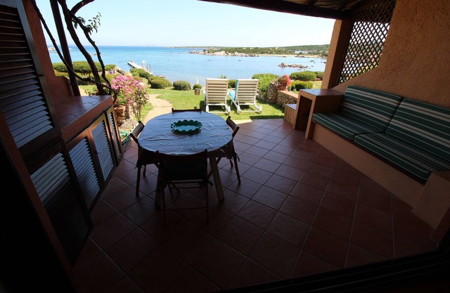 Borde de la playa con vista panorámica piscina bar restaurante wifi mercado bazar