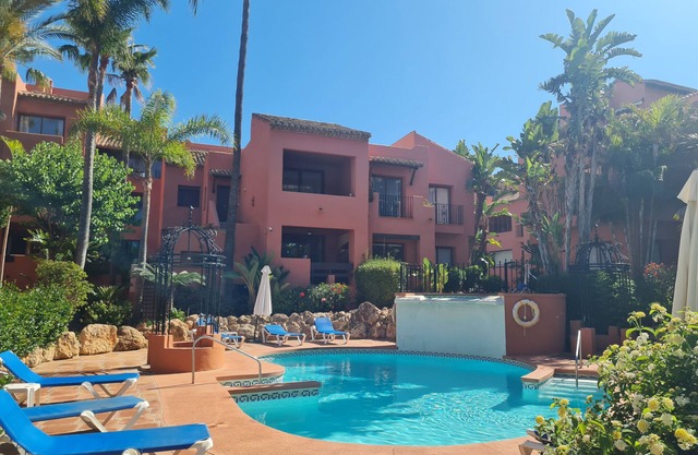 Apartamento "Boutique Penthouse Elviria Beachside" con piscina, 2 terrazas y Wi-Fi