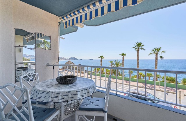 Apartamento 'Brisa Marina' con vistas al mar, piscina compartida y Wi-Fi