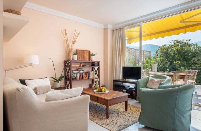 Apartamento Carla cerca de la playa con amplio balcón, vista a la montaña, Wi-Fi y aire acondicionado