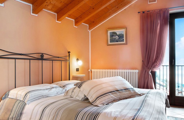 Apartamento "Casale Mansarda con Vista Lago" con balcones y Wi-Fi