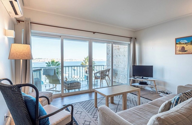 Apartamento 'Cascais Bay Terrace II' con vistas al mar y Wi-Fi