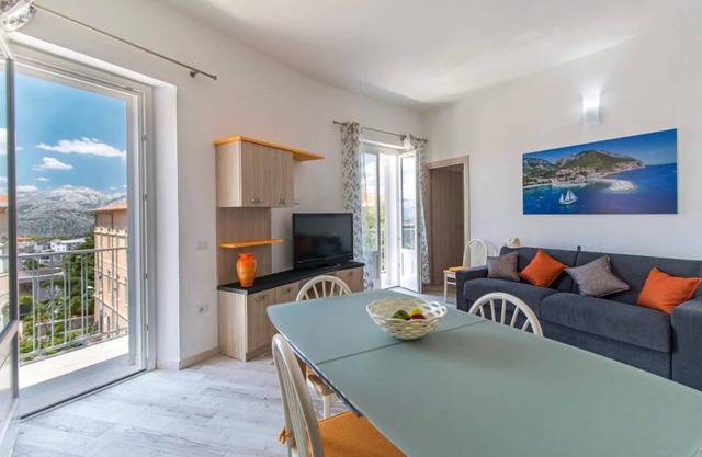 Apartamento Castula con vista a la montaña, balcón, aire acondicionado y Wi-Fi