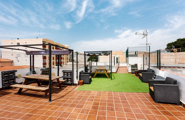 Apartamento 'Centro Malaga La Merced' con terraza compartida, Wi-Fi y aire acondicionado.