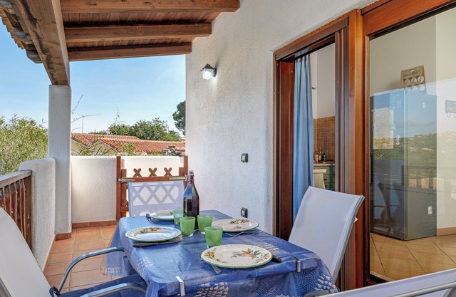 Apartamento 'Con Vista Porto Taverna' con vistas al mar, terraza privada y aire acondicionado.