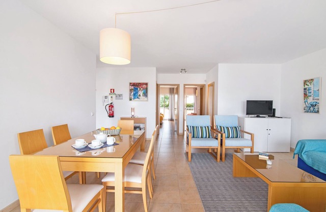 Apartamento 'Costa Cabanas 62' cerca de la playa con piscina compartida y Wi-Fi