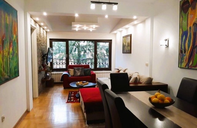 Lujoso apartamento de 2 dormitorios con una espaciosa sala de estar de planta abierta cerca del centro