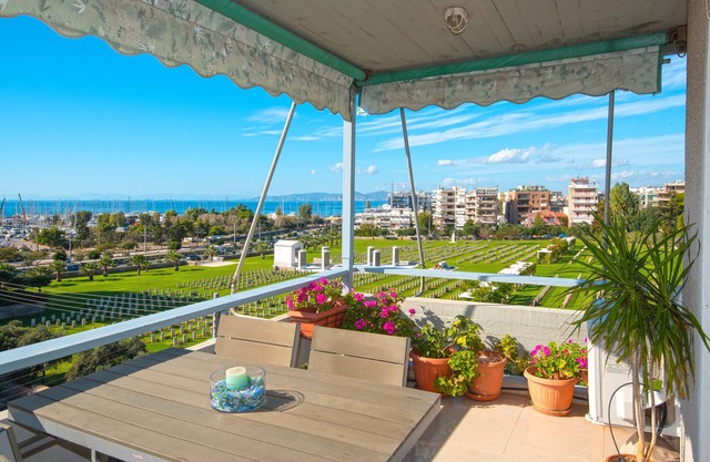 Apartamento 'Dendrinos Athens Riviera' con vistas al mar, Wi-Fi y aire acondicionado