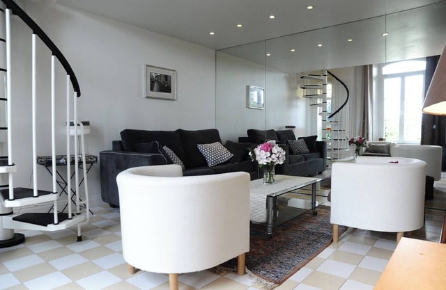 Apartamento en el centro con jardín, terraza, aparcamiento privado cerrado.