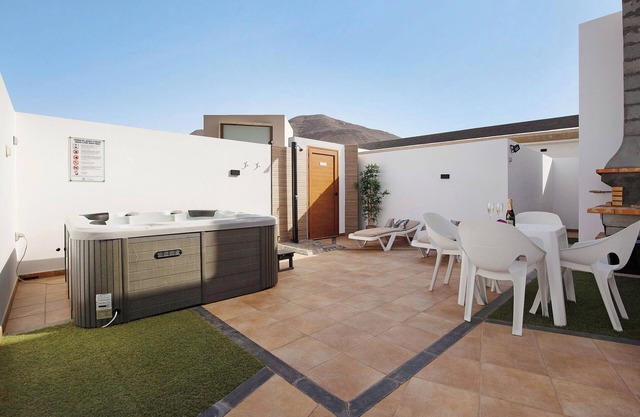 Apartamento de vacaciones "Eclipse" en Puerto del Rosario con vistas a la montaña, jacuzzi, Wi-Fi, aire acondicionado y terraza; aparcamiento disponible en la propiedad
