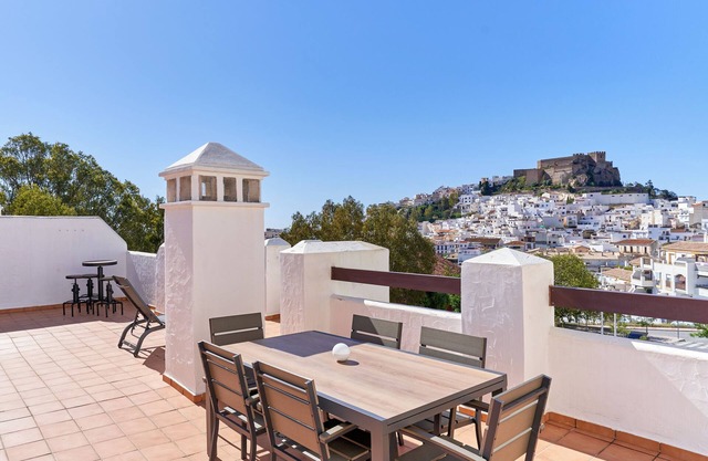 Apartamento 'El Ático Del Oasis' con vistas al mar, Wi-Fi y aire acondicionado.