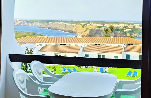 Apartamento con preciosas vistas al mar, jardines, piscina y muy bien situado