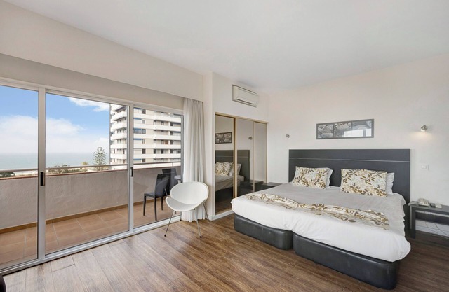 Apartamento "Estúdio Superior Mar Atlântico" con vistas al mar, piscina y Wi-Fi
