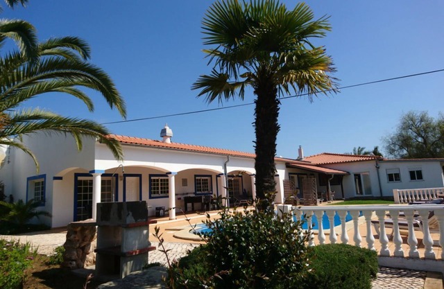 Apartamento para 4 personas en una parcela grande con piscina privada.