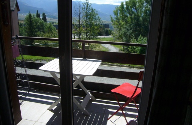 APARTAMENTO F 3 balcón orientado al sur con la fuente ROMEU WI FI
