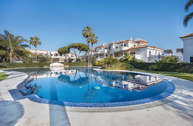 Apartamento 'Golden Sands - Chiclana' con piscina privada, Wi-Fi y aire acondicionado