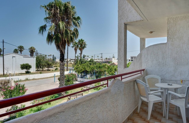 Apartamento 'Golden Sun Two-bedroom Apt 1' con vistas al mar, piscina compartida y Wi-Fi