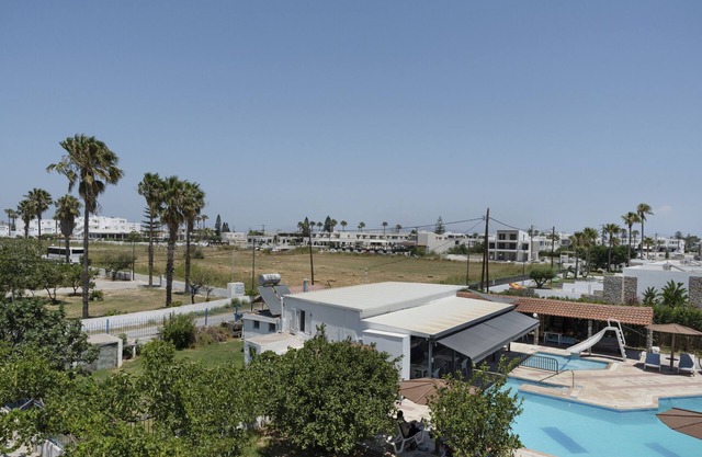 Apartamento 'Golden Sun Two-bedroom Apt 6' con vistas al mar, piscina compartida y Wi-Fi