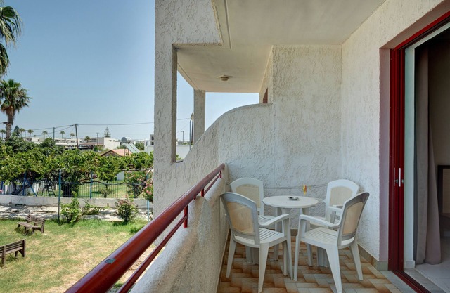 Apartamento 'Golden Sun Two-bedroom Apt 3' con vistas al mar, piscina compartida y Wi-Fi