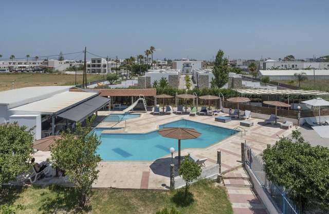 Apartamento 'Golden Sun Two-bedroom Apt 5' con vistas al mar, piscina compartida y Wi-Fi