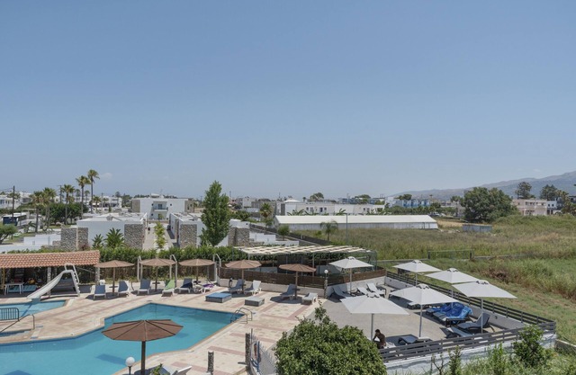 Apartamento 'Golden Sun Two-bedroom Apt 4' con vistas al mar, piscina compartida y Wi-Fi
