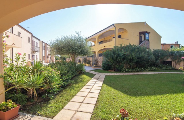 Apartamento 'I Mirti 1' con terraza privada, jardín compartido y aire acondicionado