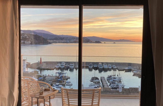 Apartamento 'Icon Marina B' con vistas al mar, Wi-Fi y aire acondicionado.