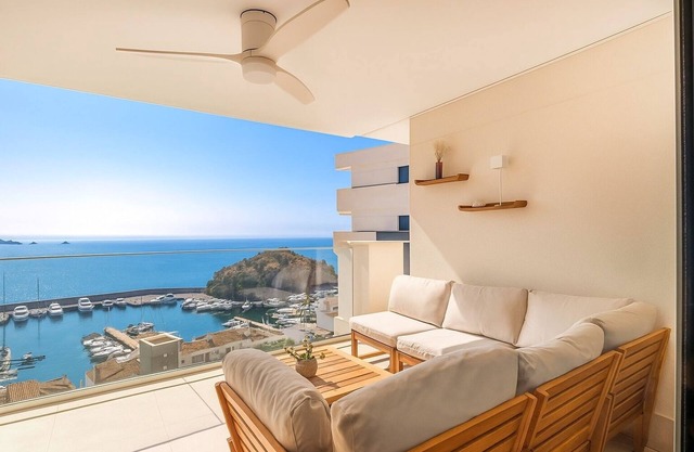 Apartamento 'Icon Marina La Ola' con vistas al mar, Wi-Fi y aire acondicionado.