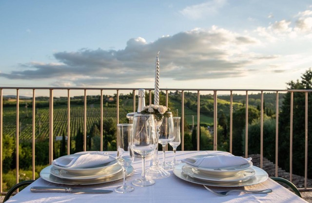 Apartment in a historic Villa: view & authentic hospitality in Siena