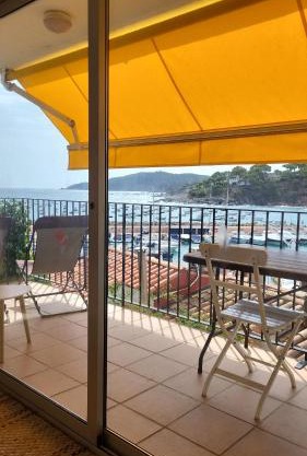 Apartment in front of the sea