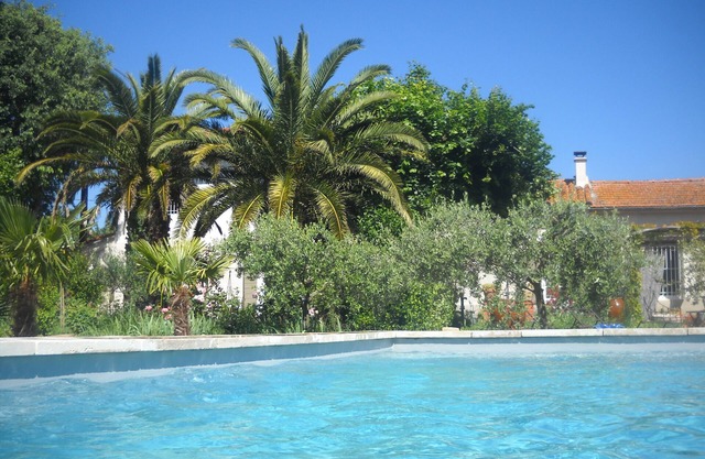 Apartamento en casa de campo provenzal con piscina