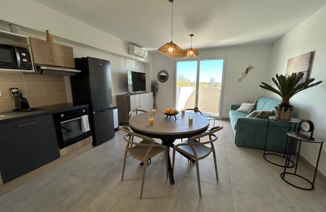 Apartment in residence with swimming pool 400 m from the beach.