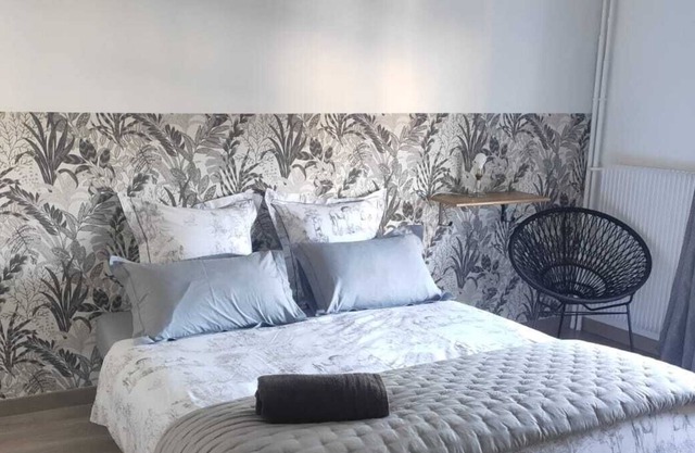 Apartment in residence with free private parking in the city center of Blois.