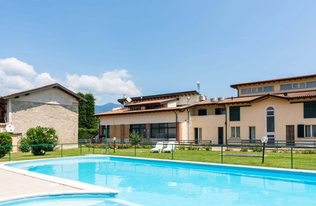 Apartamento en Salò con Piscina y Olivos