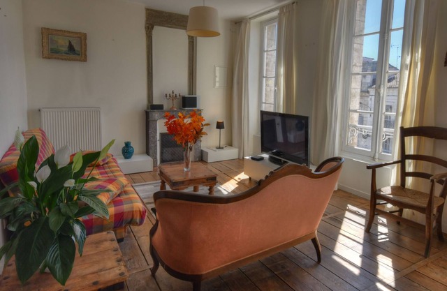 Apartment in the heart of Riberac, bright with covered terrace and private garden