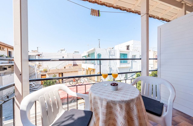 Apartamento 'Ismini' con piscina compartida, Wi-Fi y aire acondicionado