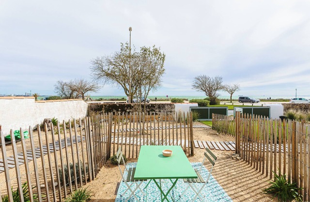 Apartamento 'La Plage, T2' con vistas al mar, terraza privada y Wi-Fi