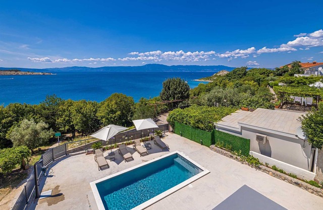 Apartment LAMAR with private pool and sea view