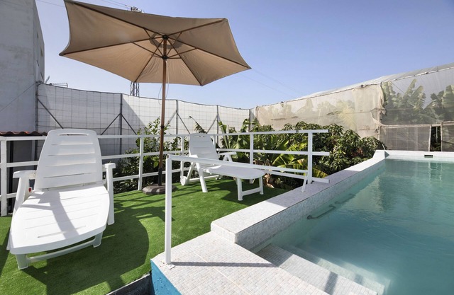 Apartamento 'Las Cerezas' con vistas a la montaña, piscina compartida y terraza privada