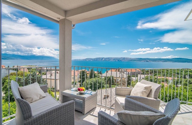 Suzy with Common Pool / Apartment Lavanda with Balcony and Sea View